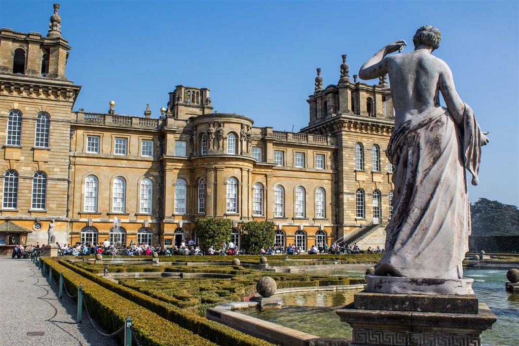 Oxford là một làng đại học với 36 trường thuộc ĐH Oxford Oxford là một làng đại học với 36 trường thuộc ĐH Oxford