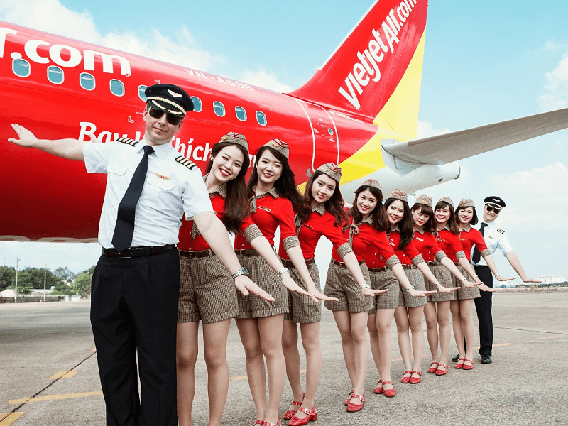 Tiếp vi&ecirc;n v&agrave; m&aacute;y bay Vietjet Air