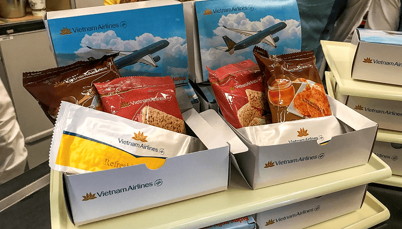 Suất ăn nhẹ Vietnam Airlines phục vụ tr&ecirc;n chuyến bay