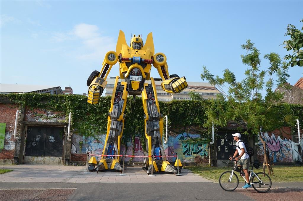 Một tác phẩm đặt tại trung tâm Pier 2