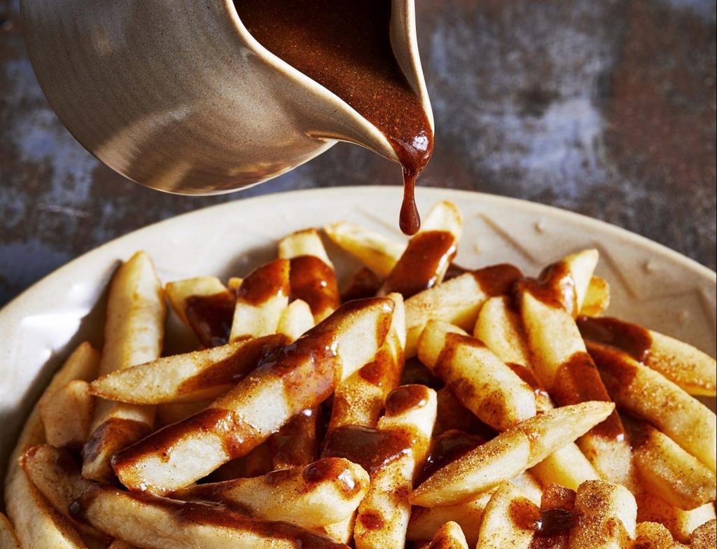 Nước sốt thịt kết hợp với khoai tây chiên tạo ra một hương vị tuyệt hảo Nước sốt thịt kết hợp với khoai tây chiên tạo ra một hương vị tuyệt hảo