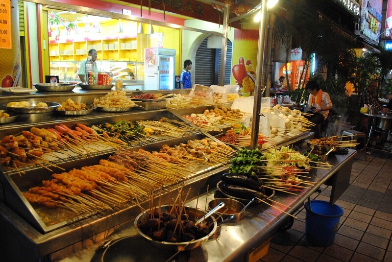 Xiên nhúng lẩu là món ăn được nhiều du khách yêu thích khi tới China Town Xiên nhúng lẩu là món ăn được nhiều du khách yêu thích khi tới China Town