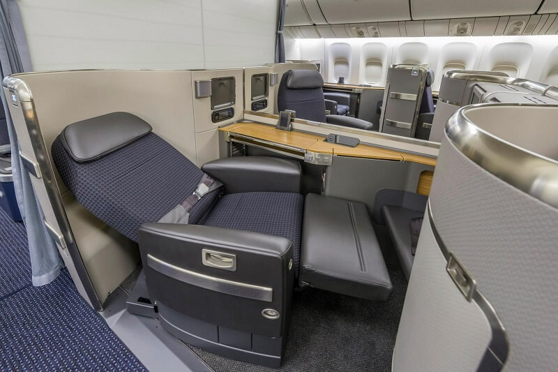 Ghế hạng First Class trên máy bay American Airlines