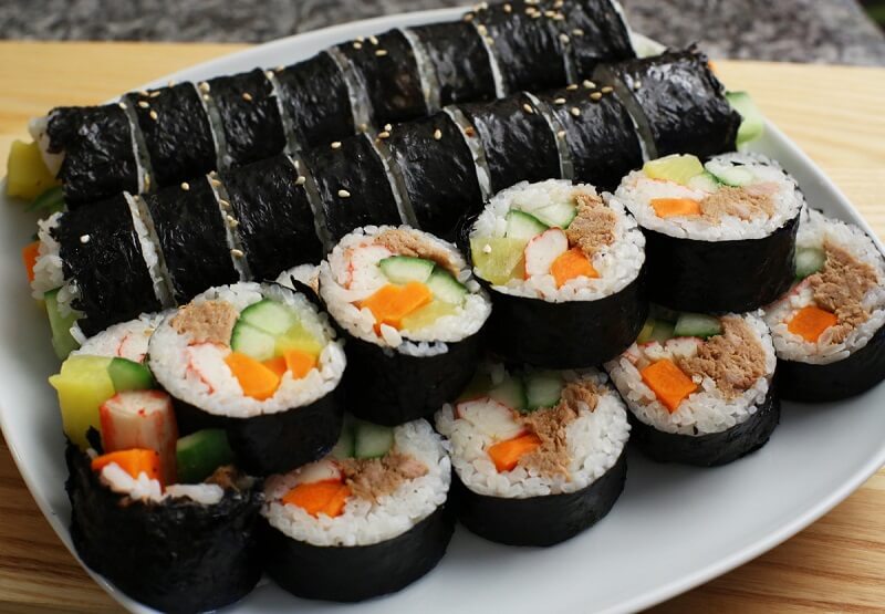Kimbap - món ăn truyền thống của Hàn Quốc Kimbap - món ăn truyền thống của Hàn Quốc