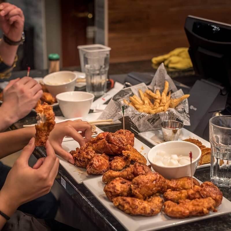 Dakgangjeong là món gà chiên với sốt chua ngọt hấp dẫn Dakgangjeong là món gà chiên với sốt chua ngọt hấp dẫn