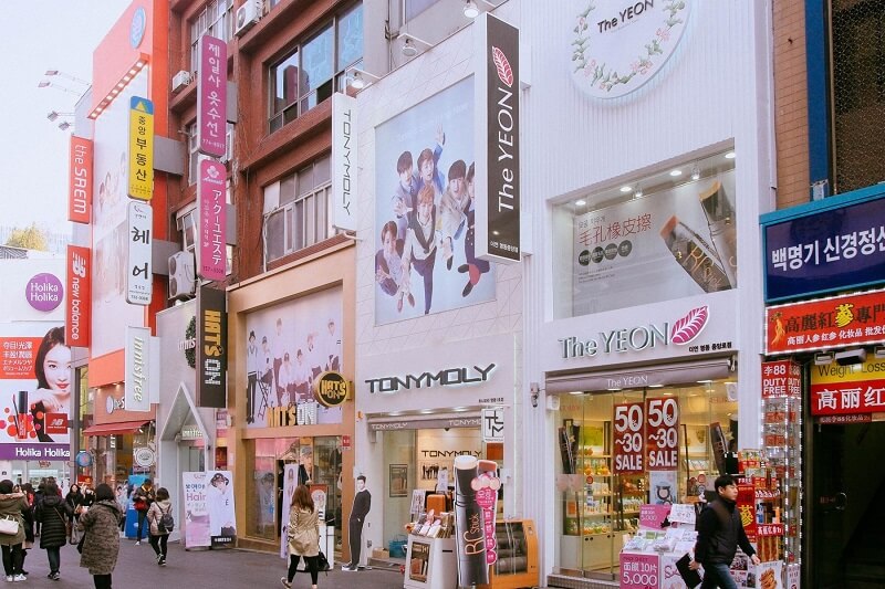 Myeongdong là thiên đường cho các tín đồ ưa thích mỹ phẩm Hàn Quốc Myeongdong là thiên đường cho các tín đồ ưa thích mỹ phẩm Hàn Quốc