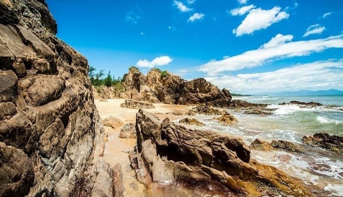 Bãi Đá Nhảy Quảng Bình – đá chen đá, sóng xô sóng Bãi Đá Nhảy Quảng Bình – đá chen đá, sóng xô sóng