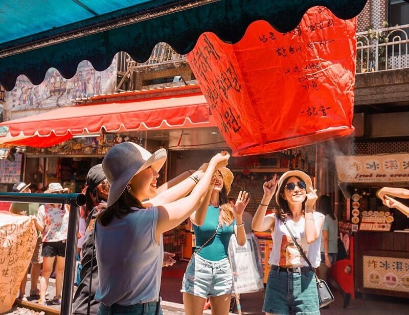 Thả đèn trời trở thành nét đẹp văn hóa tại làng Thập Phần Thả đèn trời trở thành nét đẹp văn hóa tại làng Thập Phần