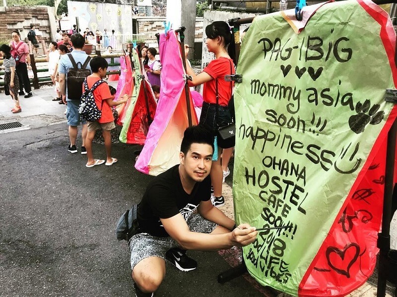 Bạn có thể tự mua giấy và thiết kế đèn của riêng mình