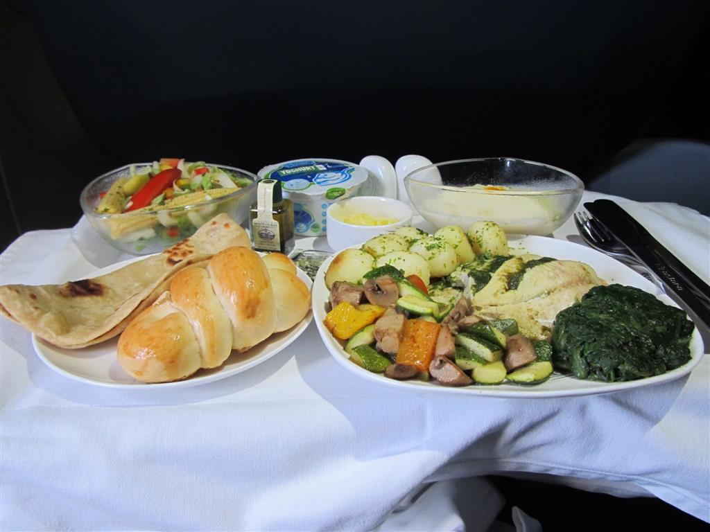 Bữa ăn được phục vụ trên chuyến bay của Air Astana Bữa ăn được phục vụ trên chuyến bay của Air Astana