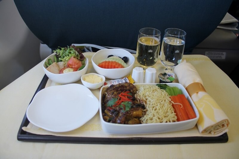 Suất ăn nóng phục vụ tại hạng ghế Phổ thông