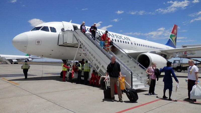 Hành khách xuống khỏi máy bay kết thúc chặng bay Hành khách xuống khỏi máy bay kết thúc chặng bay