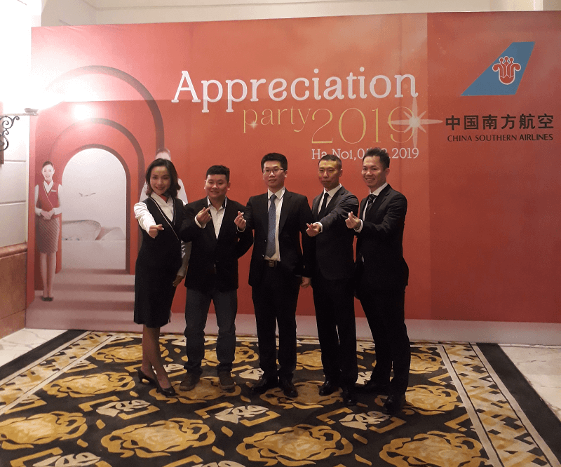 Đại diện của Nam Thanh chụp ảnh cùng đại diện của China Southern Airlines Đại diện của Nam Thanh chụp ảnh cùng đại diện của China Southern Airlines