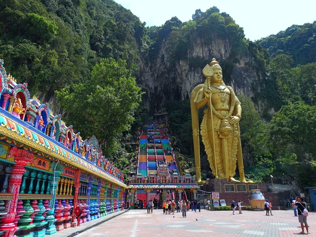 Động Bantu với những bậc thang đầy màu sắc