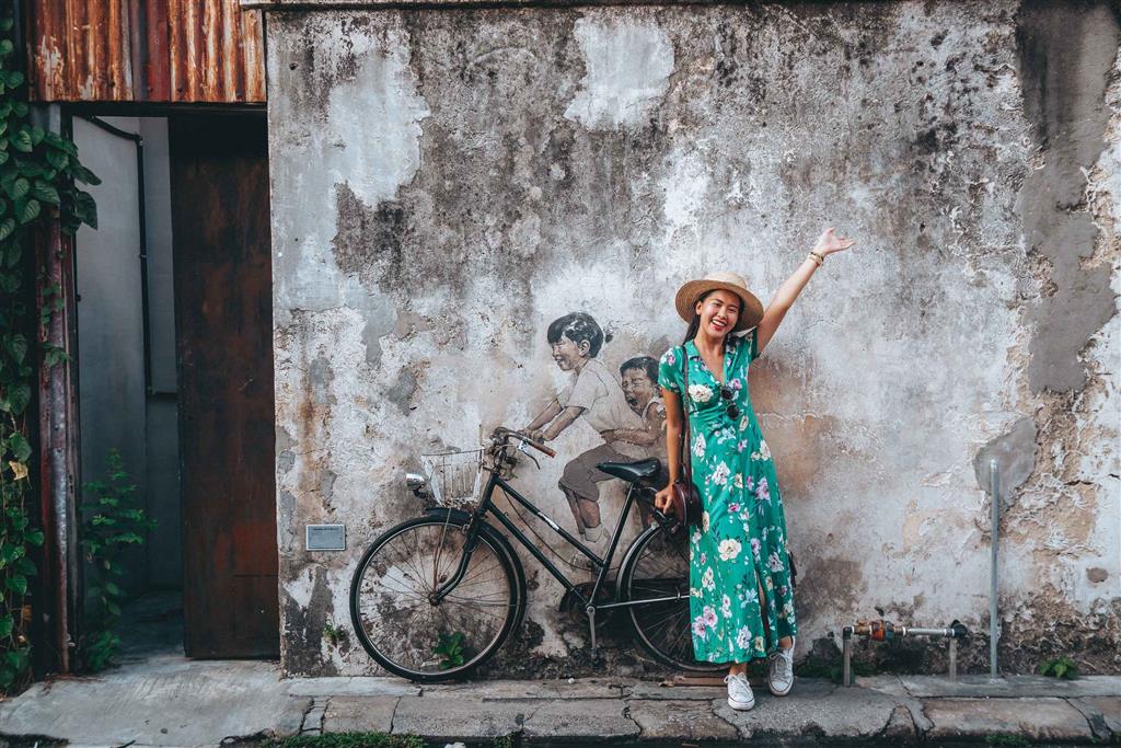 Du lịch Malaysia bạn nên mang theo kem chống nắng và mũ