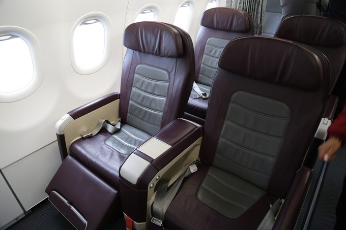 Ngoài ra, máy bay này còn có 8 ghế hạng thương gia Ngoài ra, máy bay này còn có 8 ghế hạng thương gia