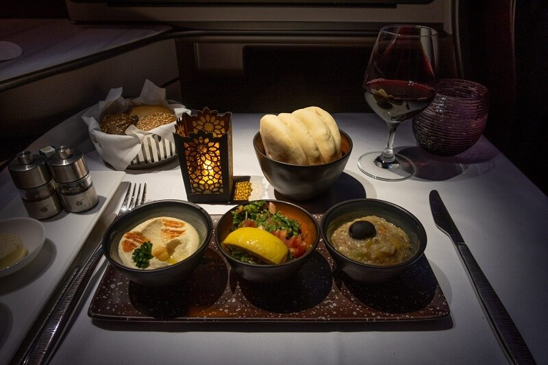 Một suất ăn được phục vụ trên Qatar Airways