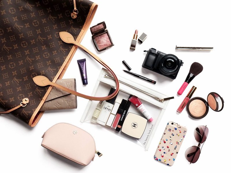 Mỹ phẩm là vật bất ly thân của các chị em