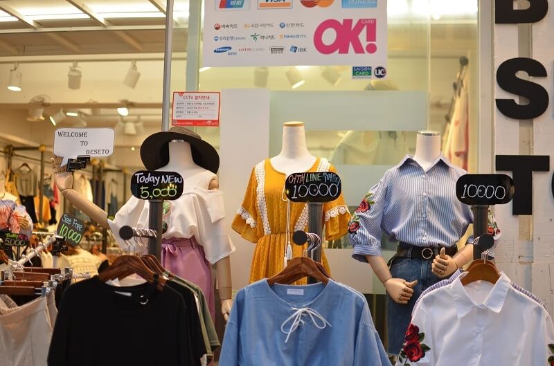 Quần áo tại Hàn Quốc cũng là món quà lý tưởng để tặng bạn bè khi du lịch Busan