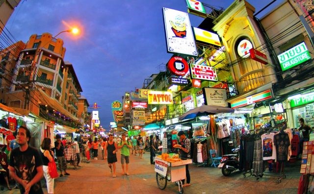 Khu phố Khao San lung linh khi về đêm