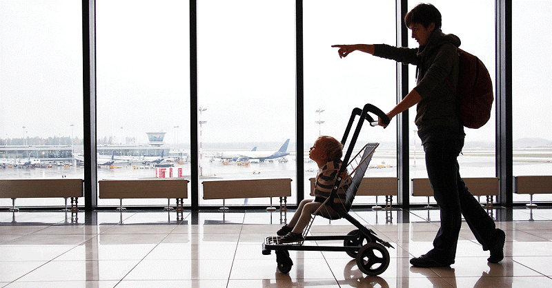 Hành khách không được phép mang theo xe đẩy trẻ em lên máy bay