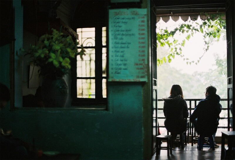 Còn gì tuyệt vời hơn khi thưởng thức tách cà phê nóng hổi trong tiết trời se lạnh của Hà Nội Còn gì tuyệt vời hơn khi thưởng thức tách cà phê nóng hổi trong tiết trời se lạnh của Hà Nội