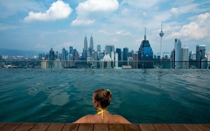 Hồ bơi vô cực nhìn thẳng ra tòa tháp đôi Hồ bơi vô cực nhìn thẳng ra tòa tháp đôi