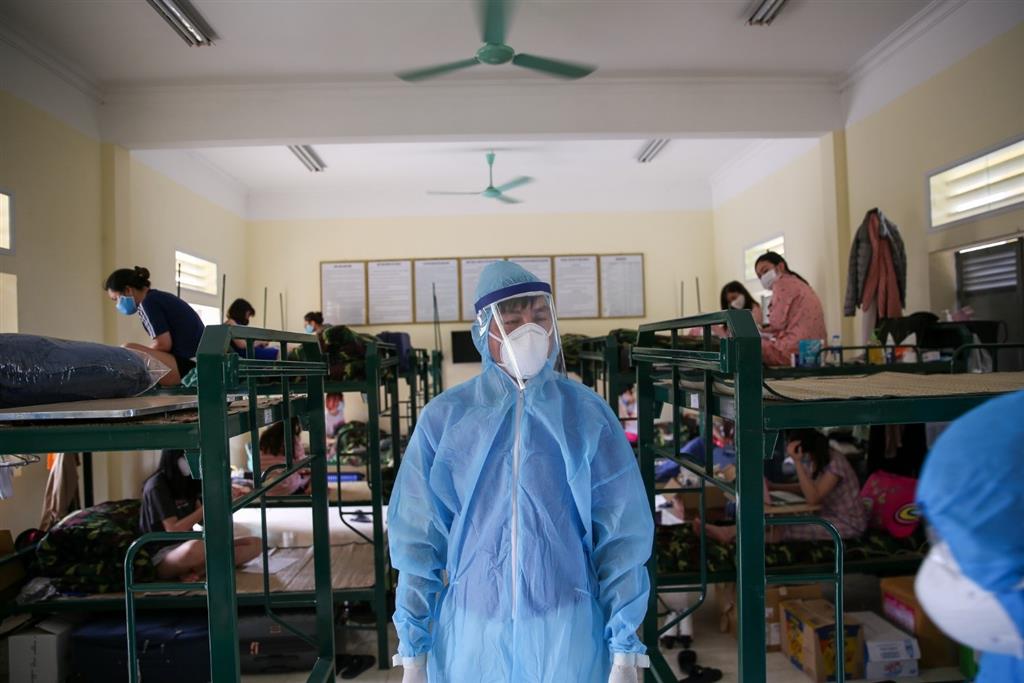 Mọi người trong khu cách li nên hạn chế tụ tập nói chuyện Mọi người trong khu cách li nên hạn chế tụ tập nói chuyện