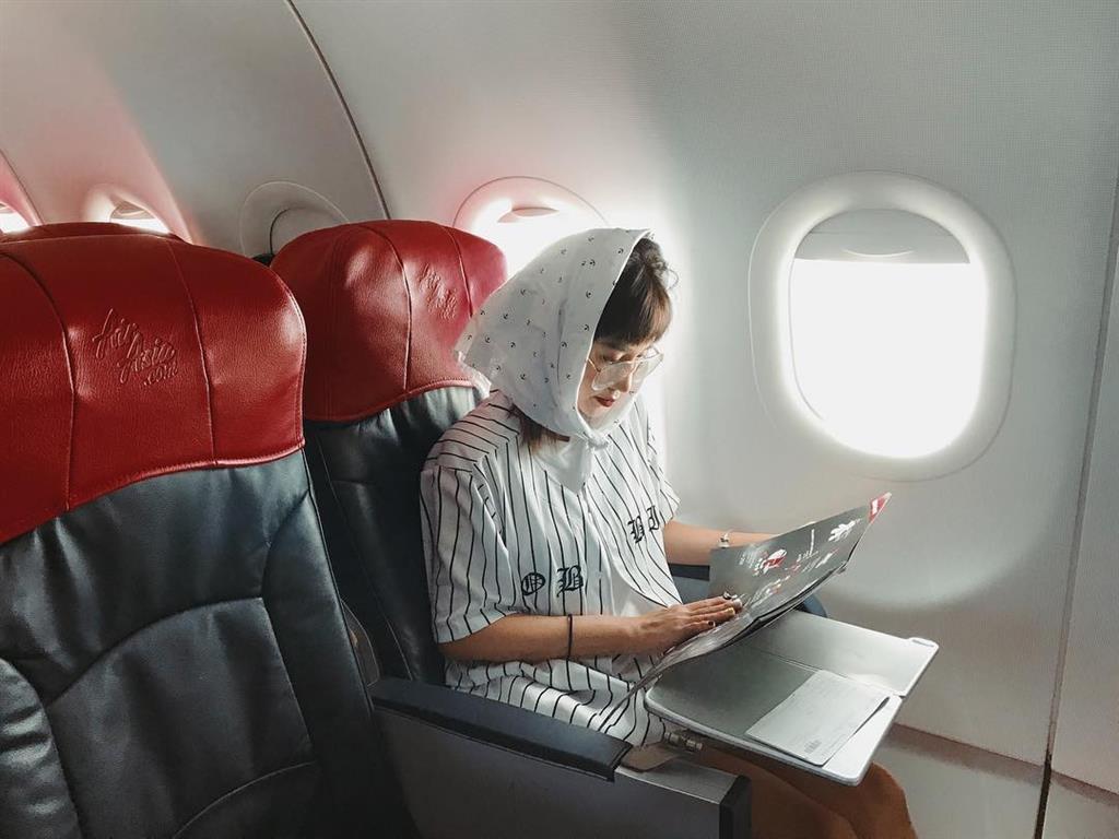 Ngồi cạnh cửa sổ giúp bạn hạn chế tiếp xúc với các hành khách khách