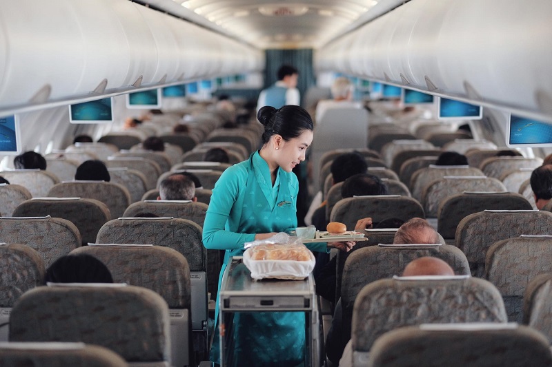 Tiếp viên Vietnam Airlines đang cung cấp cho khách hàng các suất ăn nhẹ miễn phí - những thứ được cung cấp trên máy bay là gì?