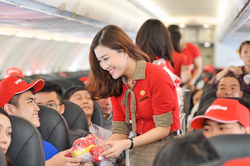 Tiếp viên tặng quà lưu niệm cho khách hàng - những thứ cung cấp trên máy bay Vietjet Air