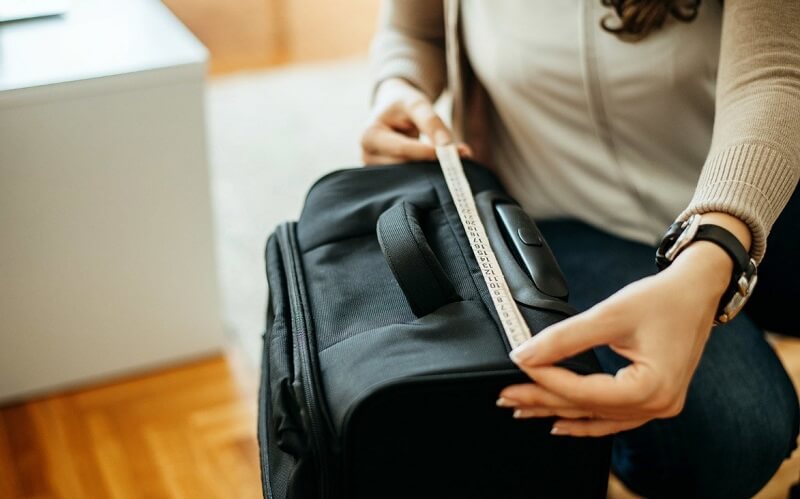 Hành lý xách tay (carry-on bag) là loại bạn có thể mang lên cabin và đặt chúng ở khoang ngay trên vị trí ngồi.