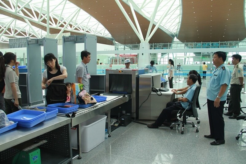 Kiểm tra soi chiếu hành lý tại sân bay