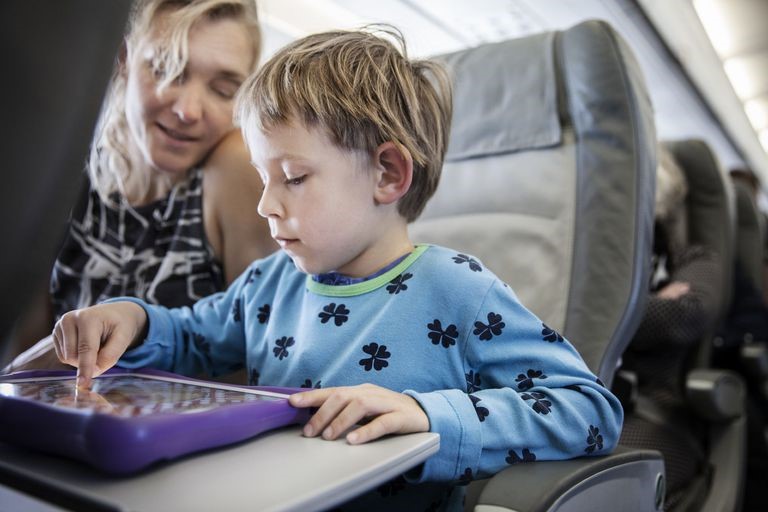 Phụ huynh có thể chuẩn bị một số món đồ chơi để giúp trẻ ngoan ngoãn hơn khi bay