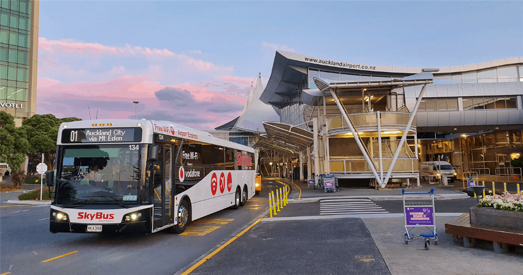 Từ sân bay bạn có thể di chuyển bằng bus để vào trung tâm thành phố