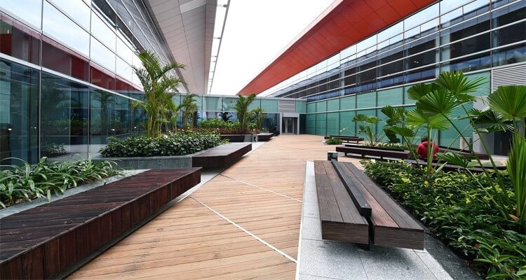 Không gian ngoài trời xanh mát tại sân bay Vân Đồn
