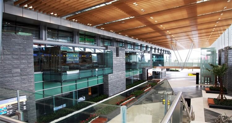 Lam gỗ và mái kính sang chảnh