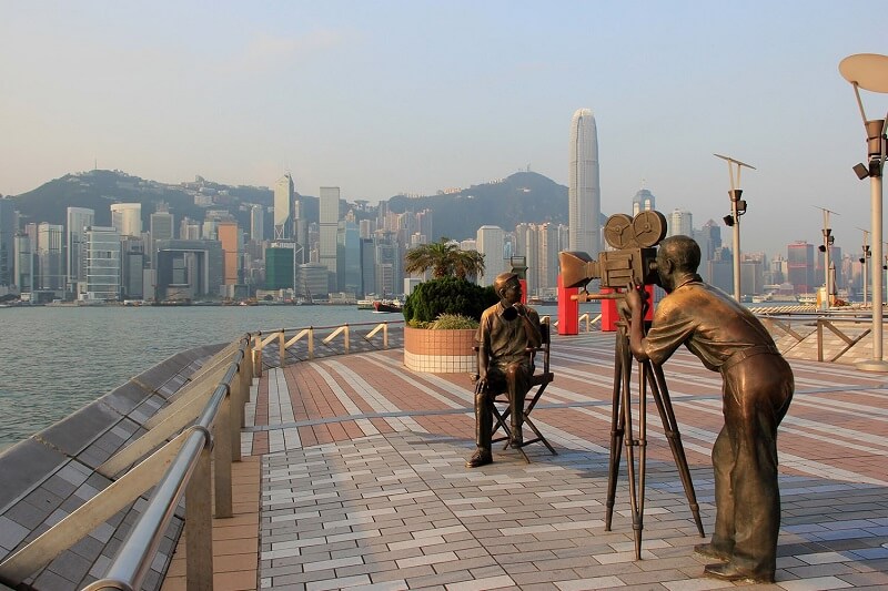 2 trong số nhiều bức tượng trên đại lộ ngôi sao 2 trong số nhiều bức tượng trên đại lộ ngôi sao