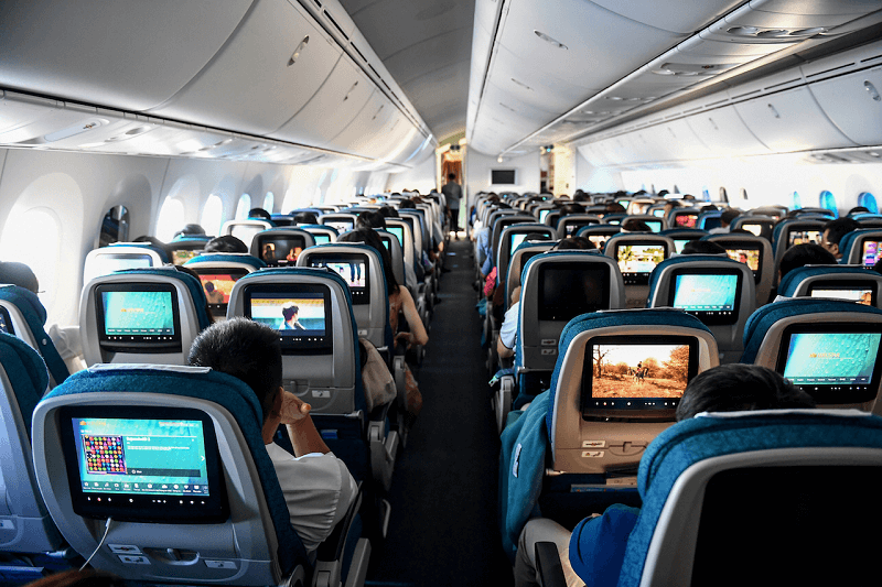 Mỗi ghế ngồi hạng Phổ Thông đều được trang bị màn hình giải trí Mỗi ghế ngồi hạng Phổ Thông đều được trang bị màn hình giải trí