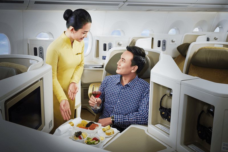 Vé máy bay hạng c là gì? Suất ăn nóng phục vụ cho hành khách hạng C