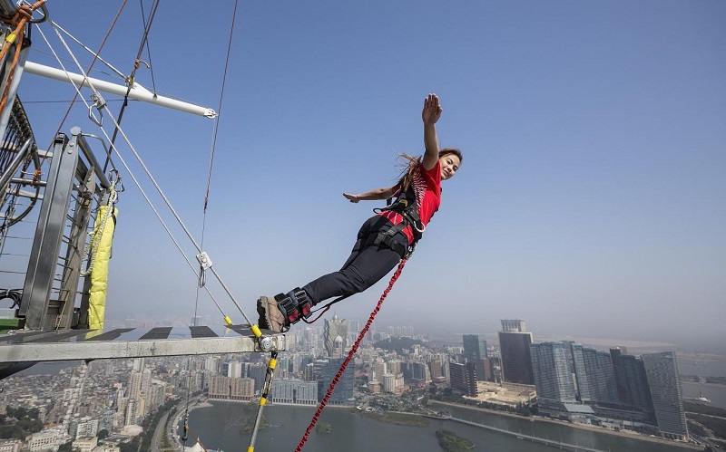 Nhảy bungee là hoạt động nổi bật tại tháp AJ Hackett Nhảy bungee là hoạt động nổi bật tại tháp AJ Hackett