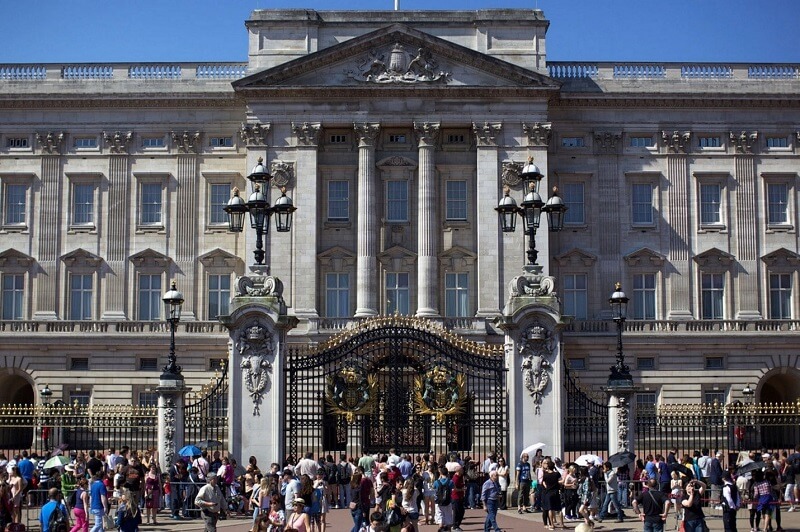 Cung điện Buckingham luôn tấp nập khách du lịch Cung điện Buckingham luôn tấp nập khách du lịch