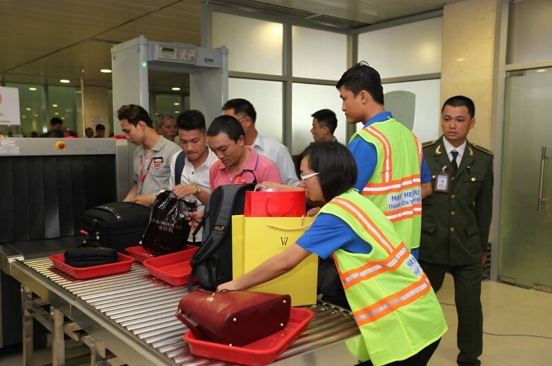 Bạn tuyệt đối không được cầm đồ hộ người khác tại cửa an ninh soi hành lý Bạn tuyệt đối không được cầm đồ hộ người khác tại cửa an ninh soi hành lý