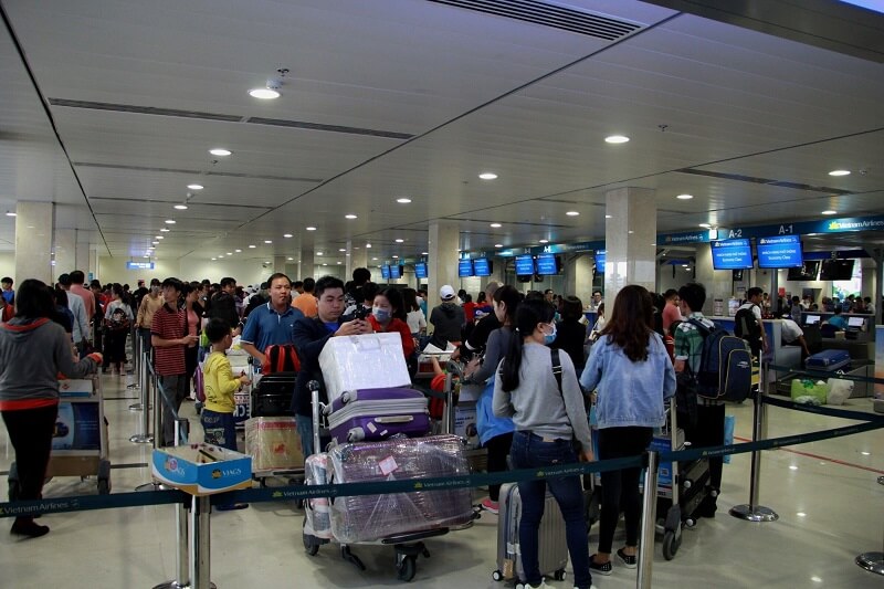 Trong dịp Tết, quầy check-in tại sân bay luôn trong tình trạng quá tải Trong dịp Tết, quầy check-in tại sân bay luôn trong tình trạng quá tải