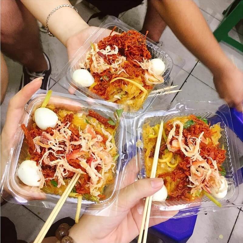 Bánh tráng trộn là món ăn mà bạn nhất định phải thử khi tới Sài Gòn