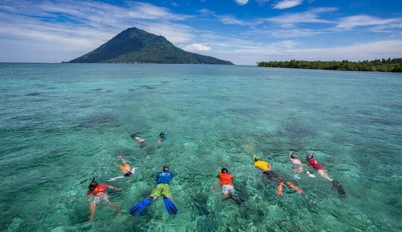 Bunaken là địa điểm ngắm san hô nổi tiếng ở Indonesia
