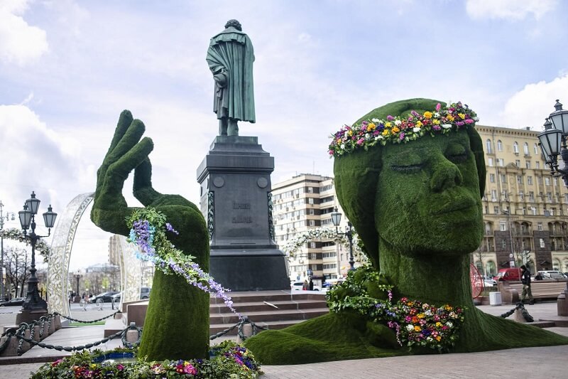 Mùa xuân nước Nga khoác lên mình tấm áo hoa rực rỡ ở khắp phố xá Mùa xuân nước Nga khoác lên mình tấm áo hoa rực rỡ ở khắp phố xá