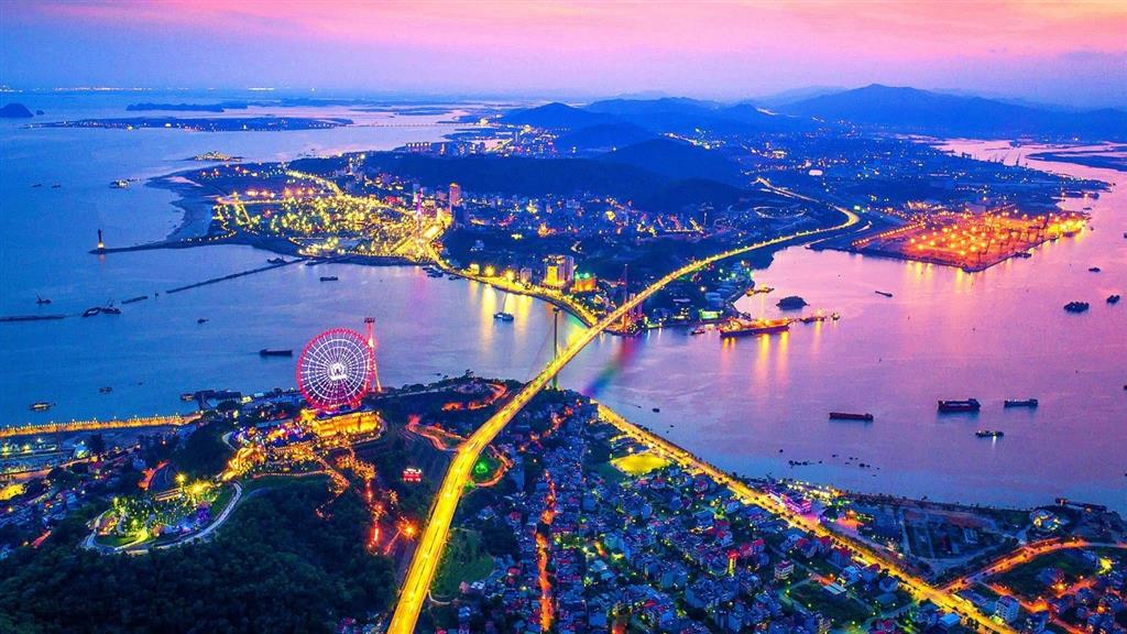 Vòng quay mặt trời là địa điểm giúp bạn ngắm được trọn vẹn thành phố từ trên cao